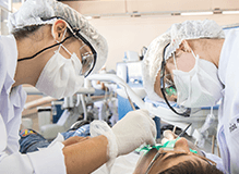 Alunos da disciplina de Dentística II do curso de Odontologia fazem — sob a coordenação da professora e Dra. Patrícia Valente — atendimento a pacientes com necessidade de restaurações indiretas parciais (ON LAY). Foto: Lucas Braga/UFMG